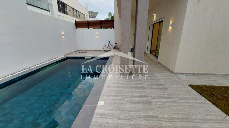 Villa S+4 avec piscine à La Soukra 